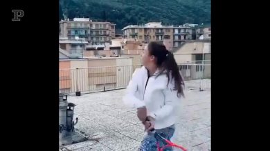 Una partita di tennis… dal tetto di casa