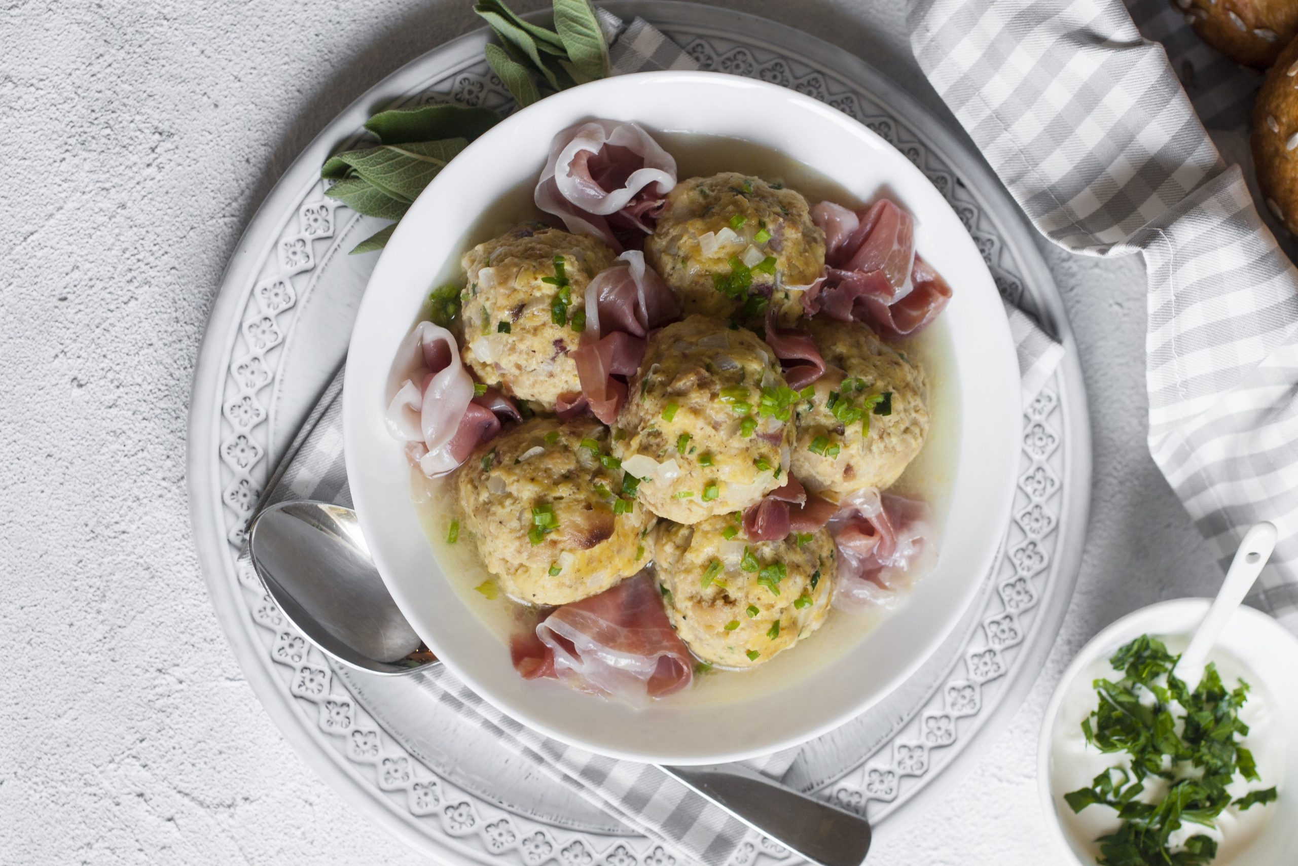 Cuciniamo insieme: canederli  asparagi speck e crema di zafferano