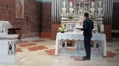 Il prete dice messa nonostante i divieti, i Carabinieri lo interrompono. Ma lui continua