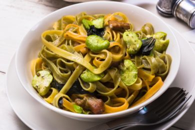 Cuciniamo insieme: tagliatelle al gusto di pop corn con fave e maggiorana