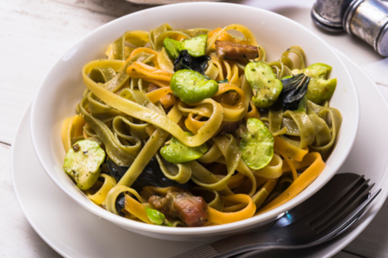 Cuciniamo insieme: tagliatelle al gusto di pop corn con fave e maggiorana