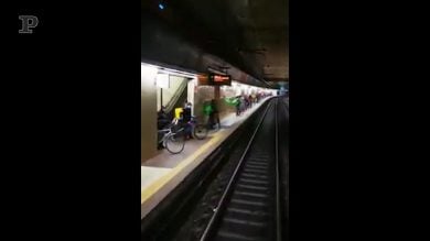 A Milano l’esercito di rider che aspetta il treno dopo il turno di Pasqua
