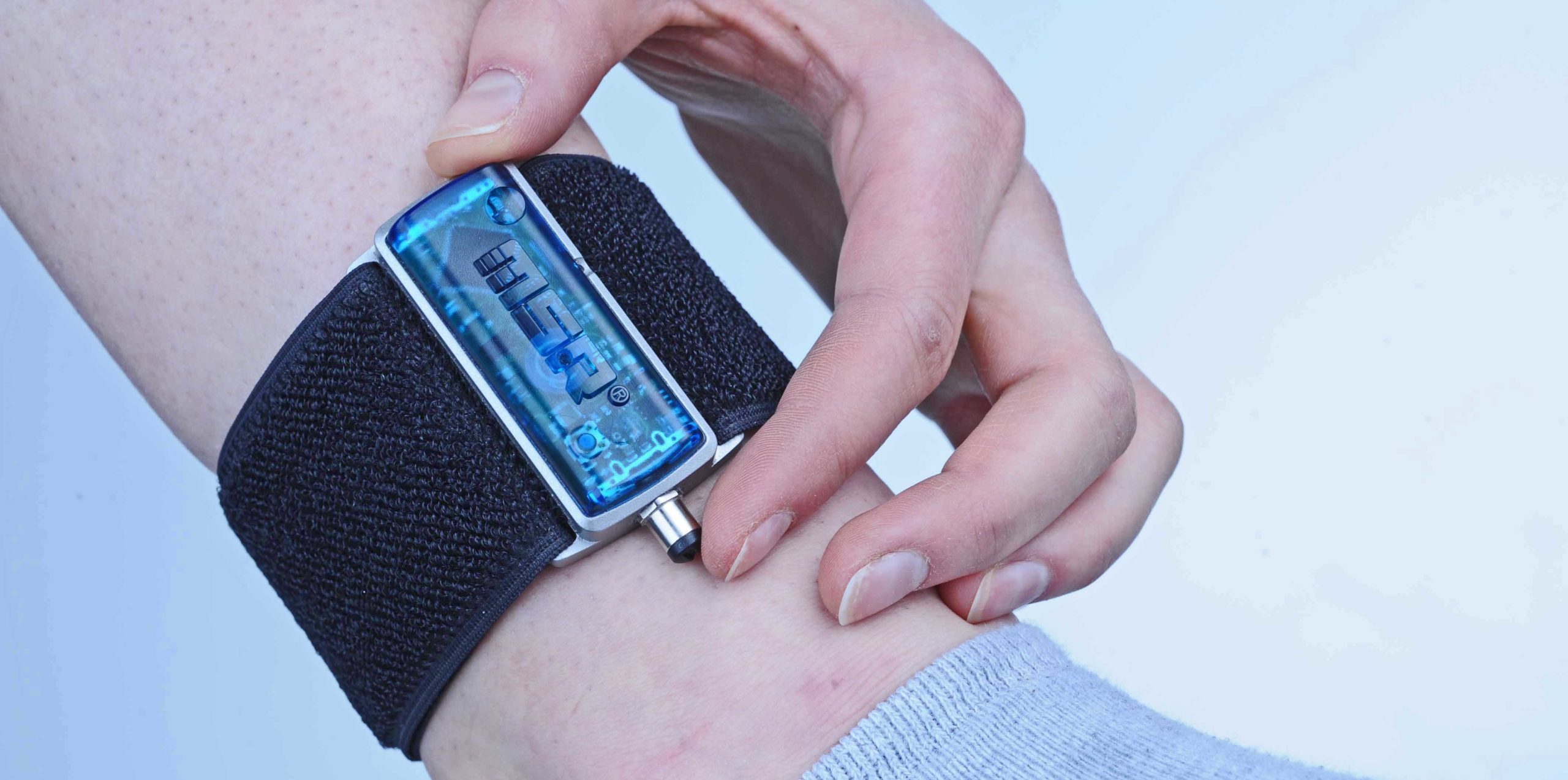 Ultime notizie (da operetta) sullo scandalo dei braccialetti elettronici Ultime notizie (da operetta) sullo scandalo dei braccialetti elettronici