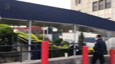 L’applauso dei pompieri di New York ai medici dell’ospedale