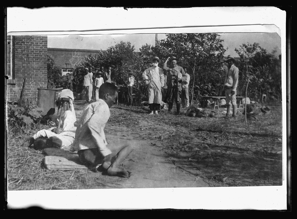 Gli indumenti protettivi nei secoli: dalla peste nera al coronavirus (storia e foto)