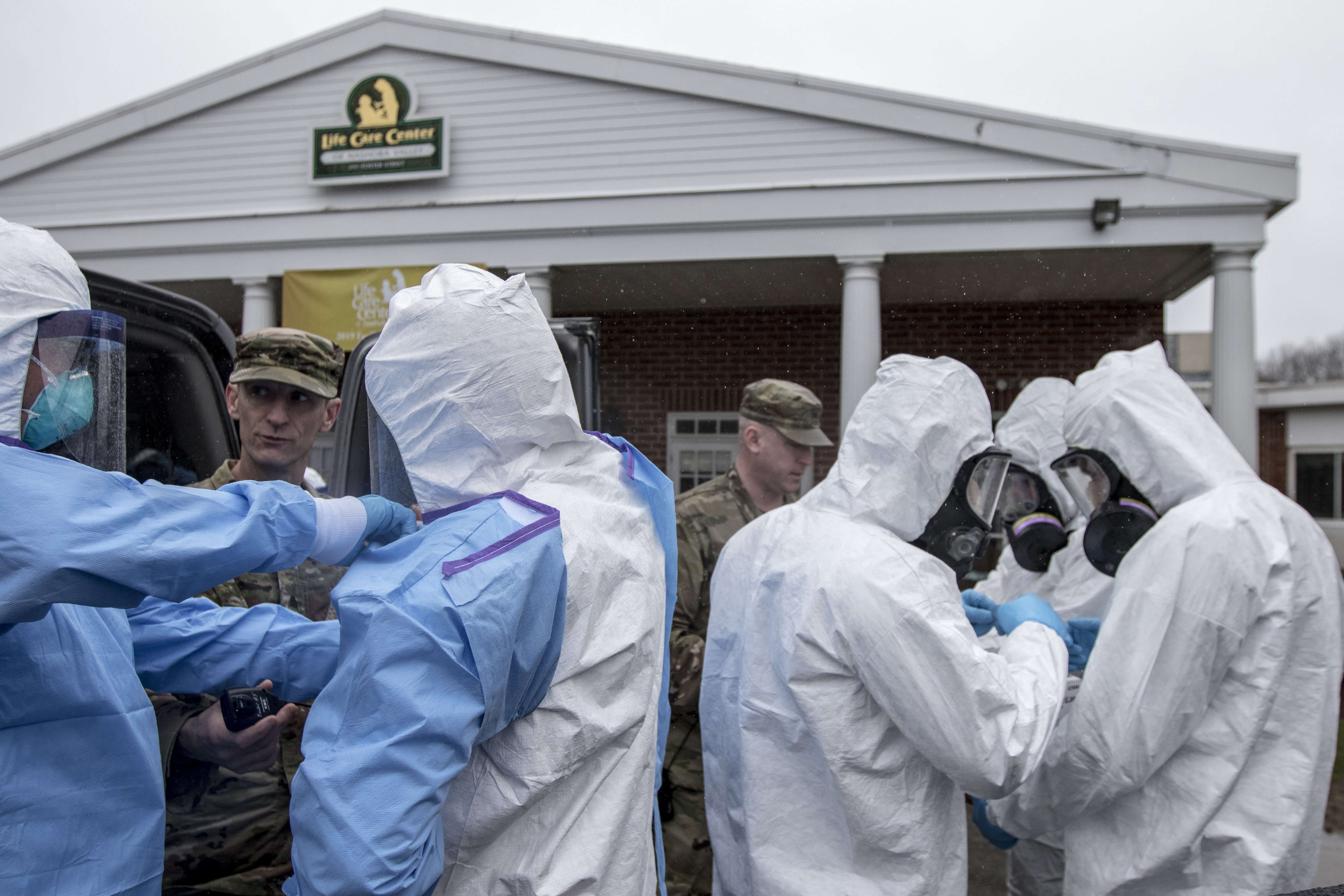 Gli indumenti protettivi nei secoli: dalla peste nera al coronavirus (storia e foto)