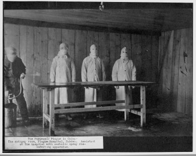 Gli indumenti protettivi nei secoli: dalla peste nera al coronavirus (storia e foto)