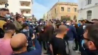La protesta a Lampedusa, stop sbarchi sull’isola