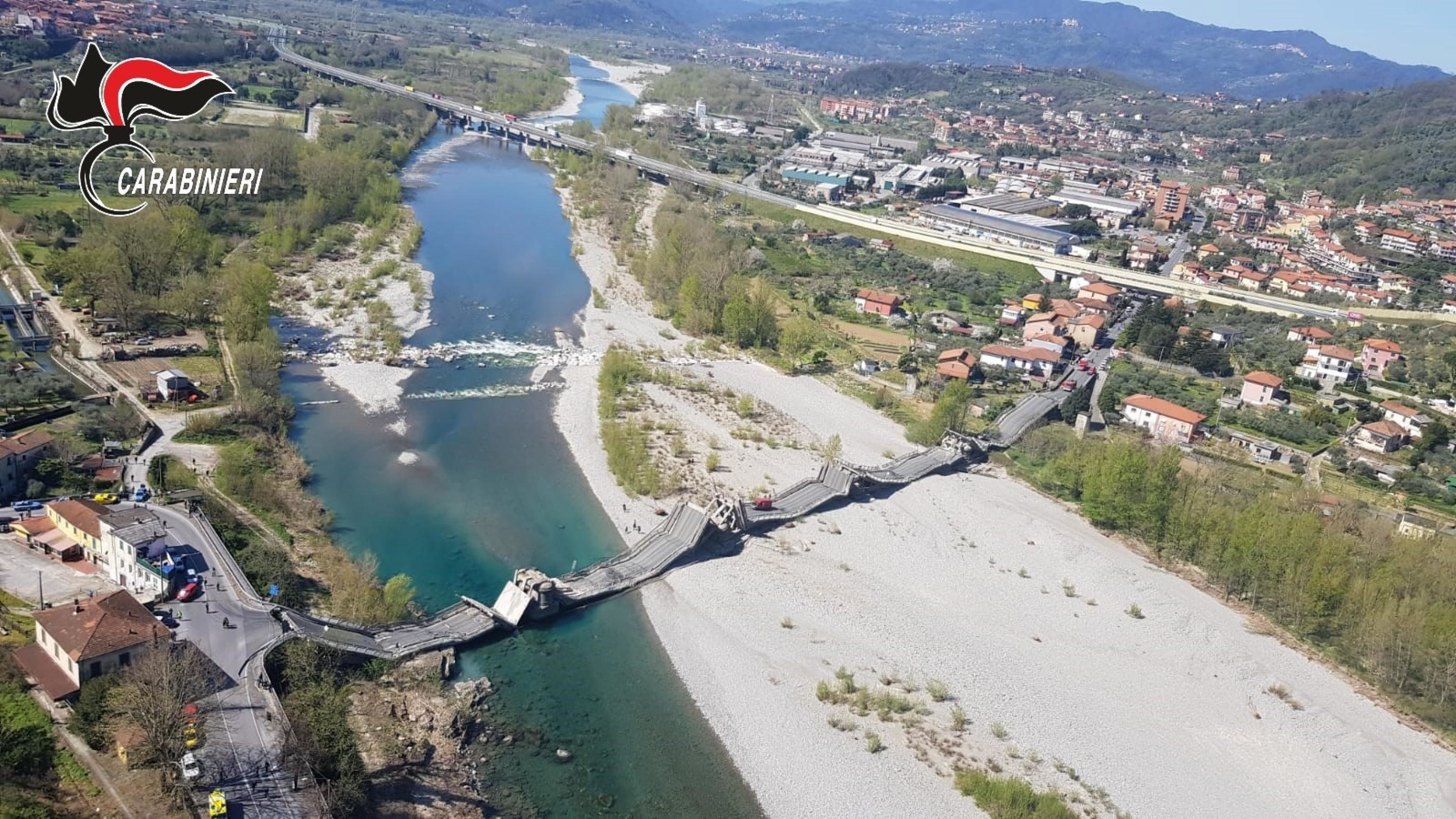 Crolla ponte sul fiume Magra. Le foto