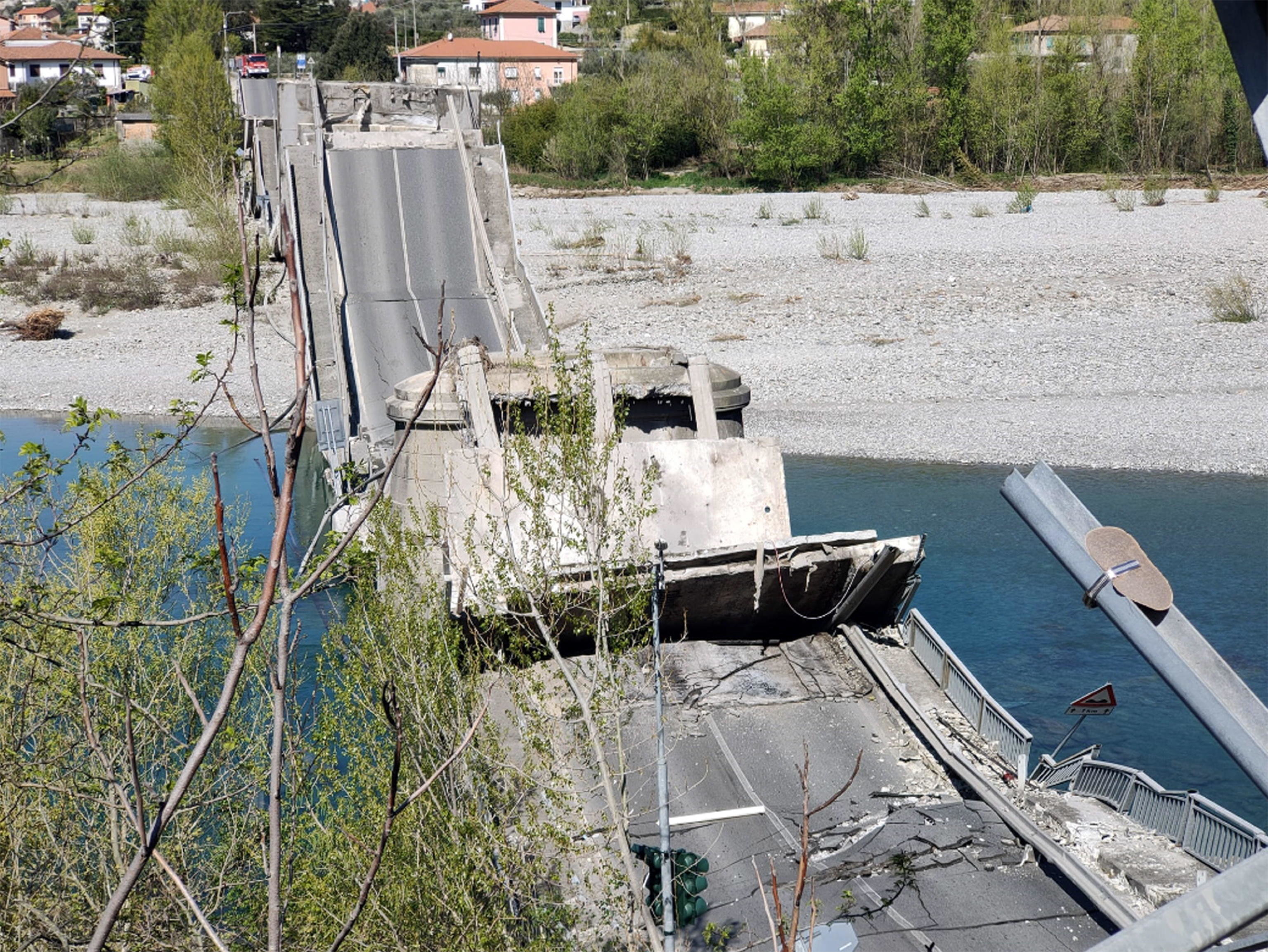 Crolla ponte sul fiume Magra. Le foto