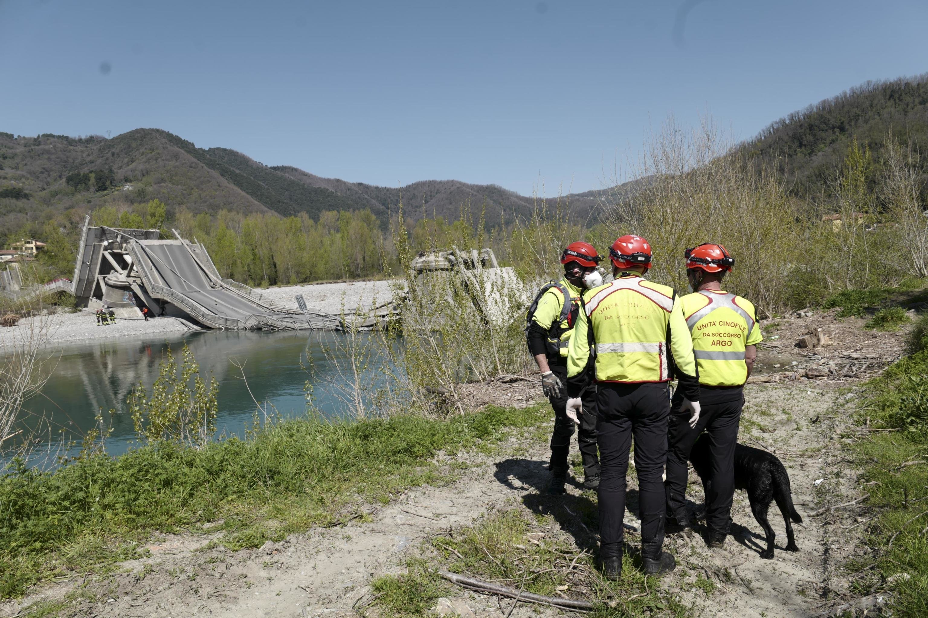 Crolla ponte sul fiume Magra. Le foto