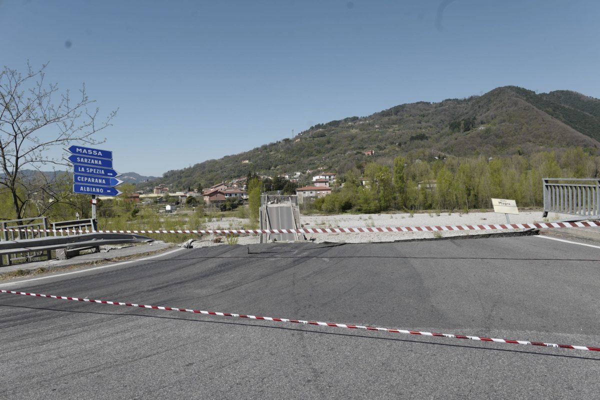 Galleria foto 'Crolla ponte sul fiume Magra. Le foto' - foto 7