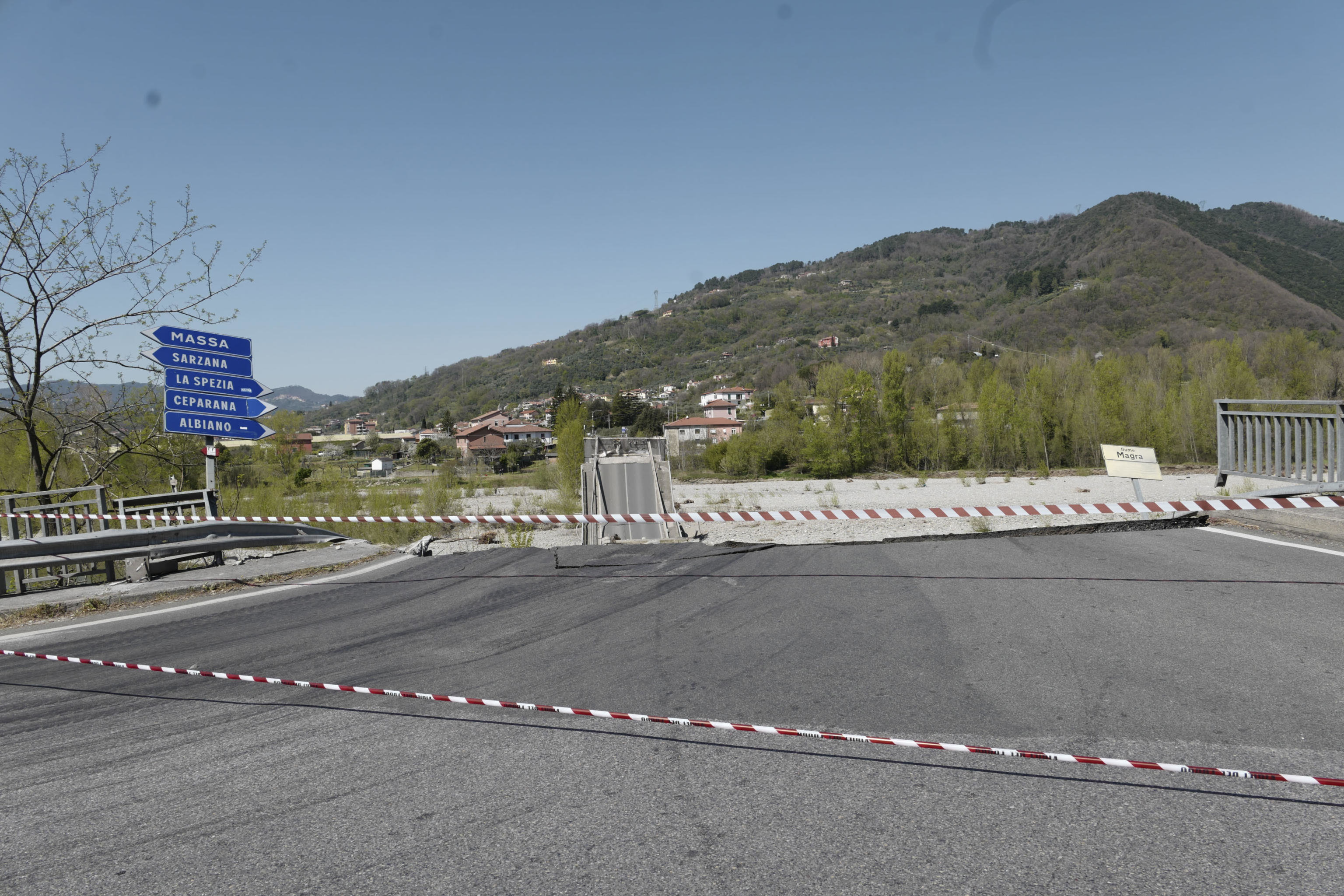 Crolla ponte sul fiume Magra. Le foto