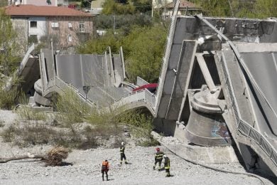 Crolla ponte sul fiume Magra. Le foto