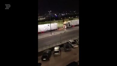 Gli applausi dei balconi di Napoli ai tir per il nuovo ospedale da campo