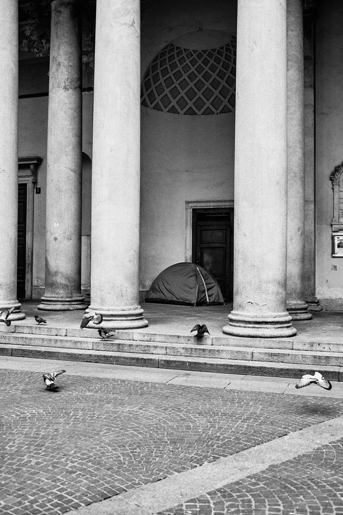 Galleria foto 'Gli invisibili costruiscono città: il mondo parallelo del coronavirus' - foto 2