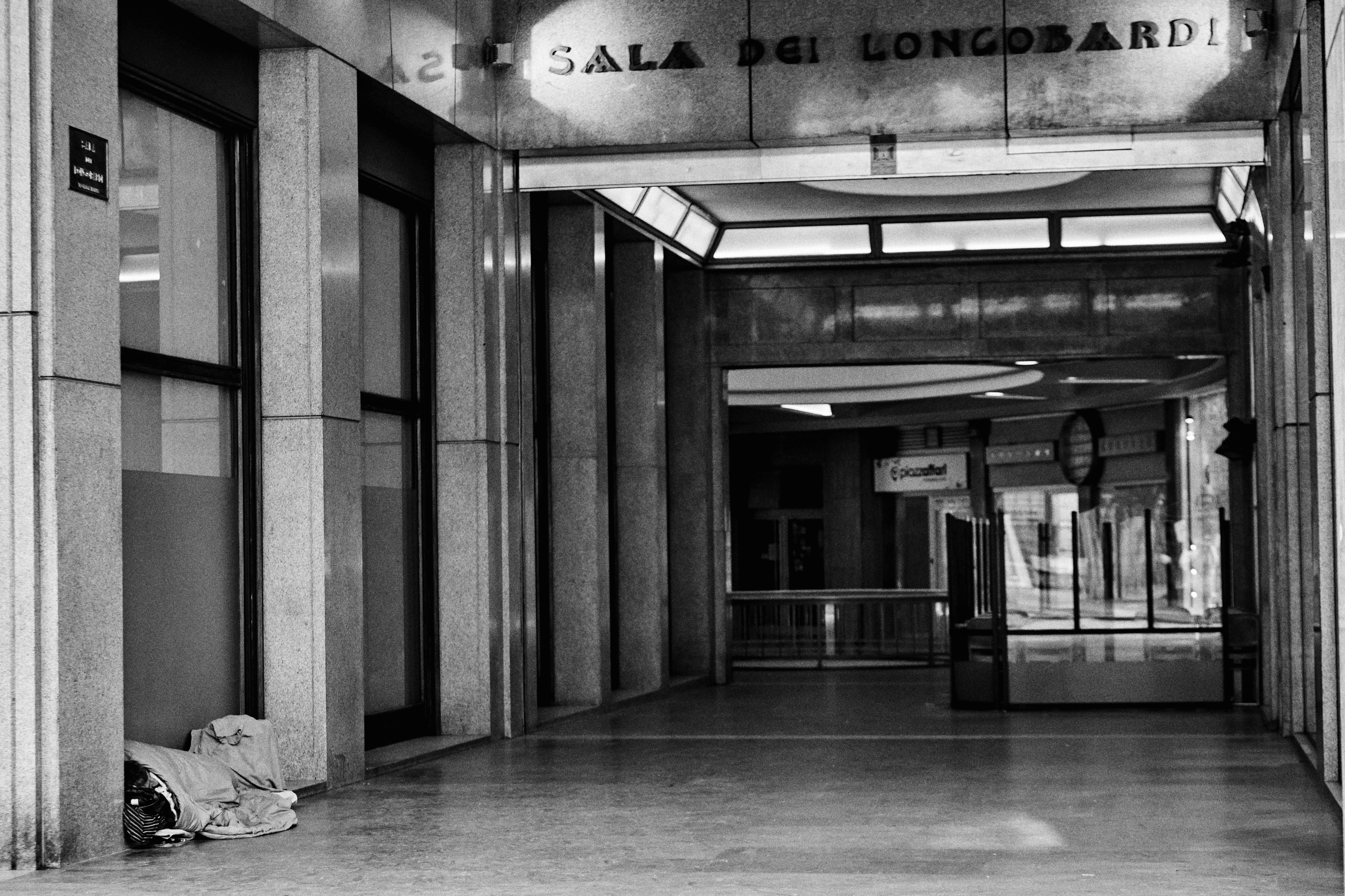 Gli invisibili costruiscono città: il mondo parallelo del coronavirus