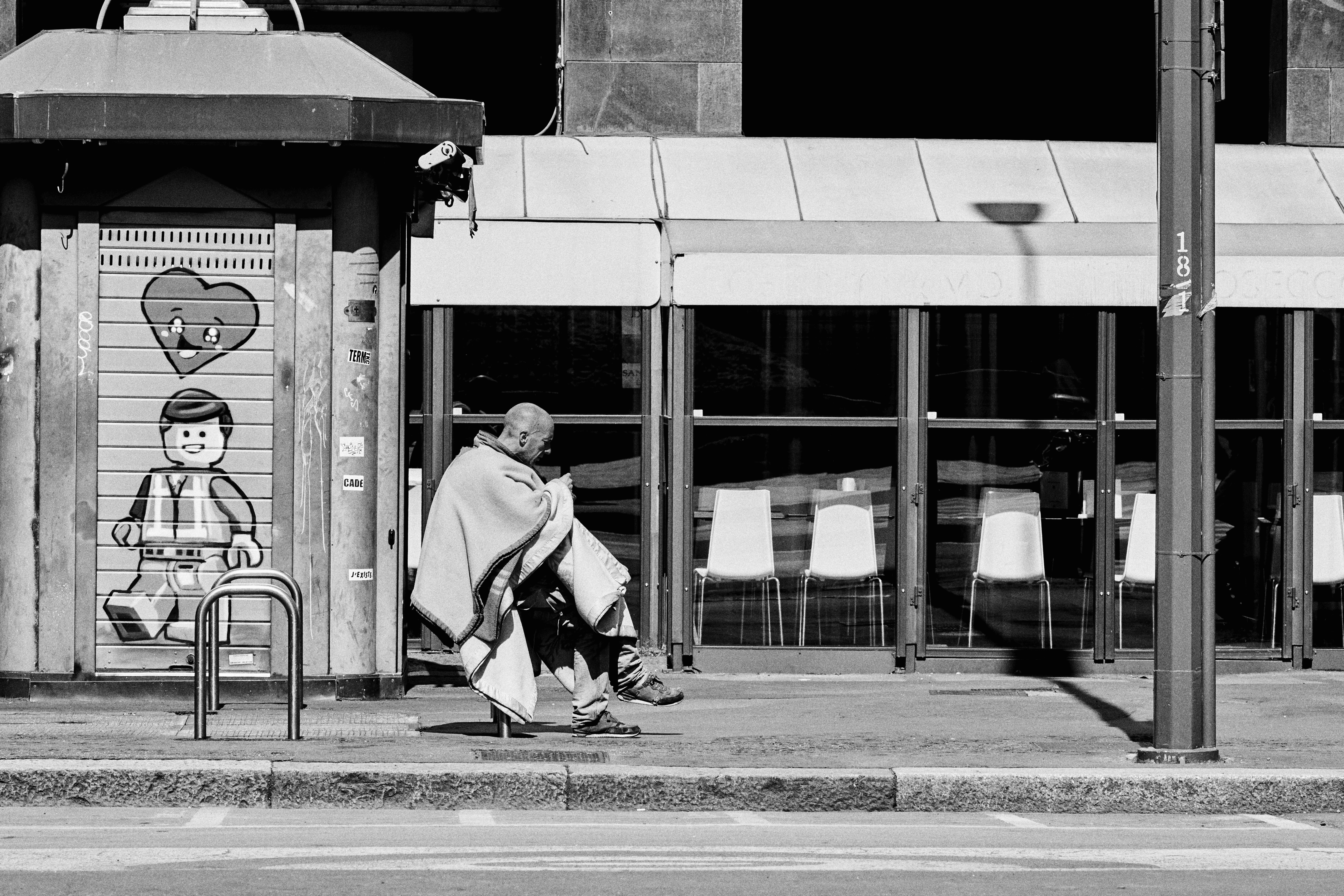 Gli invisibili costruiscono città: il mondo parallelo del coronavirus