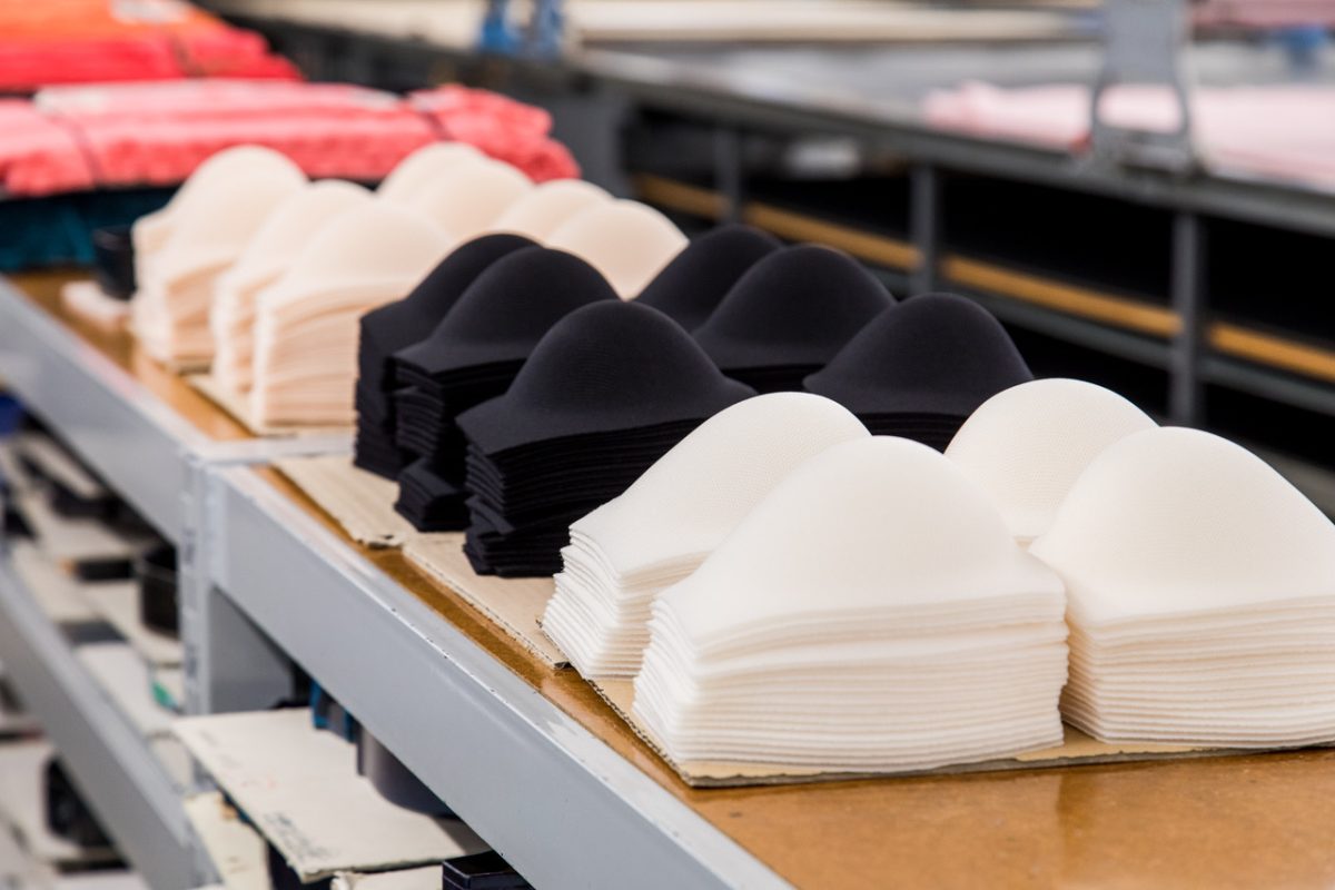 Coronavirus, un’azienda trasforma reggiseni in mascherine