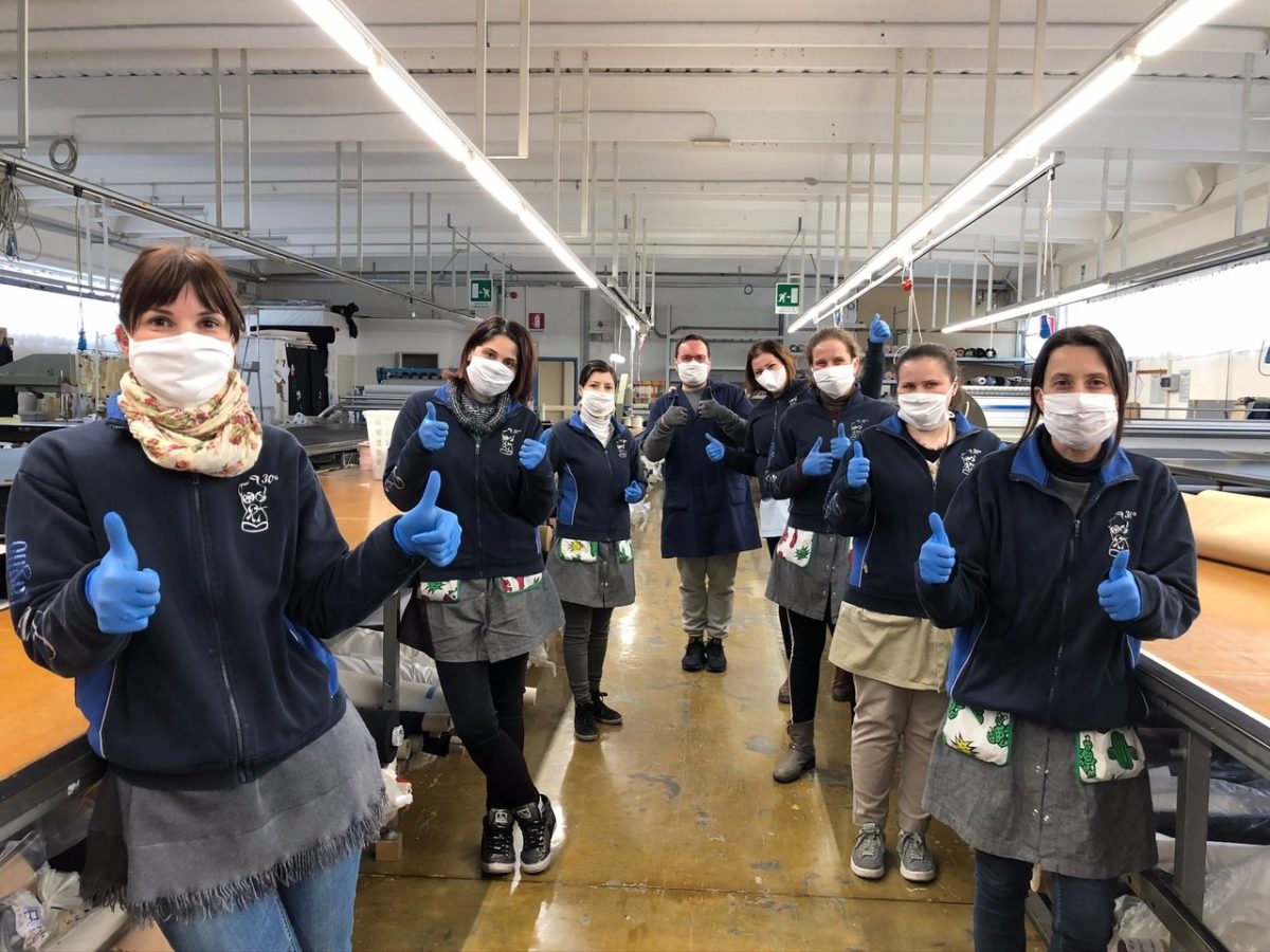 Galleria foto 'Coronavirus, un’azienda trasforma reggiseni in mascherine' - foto 4