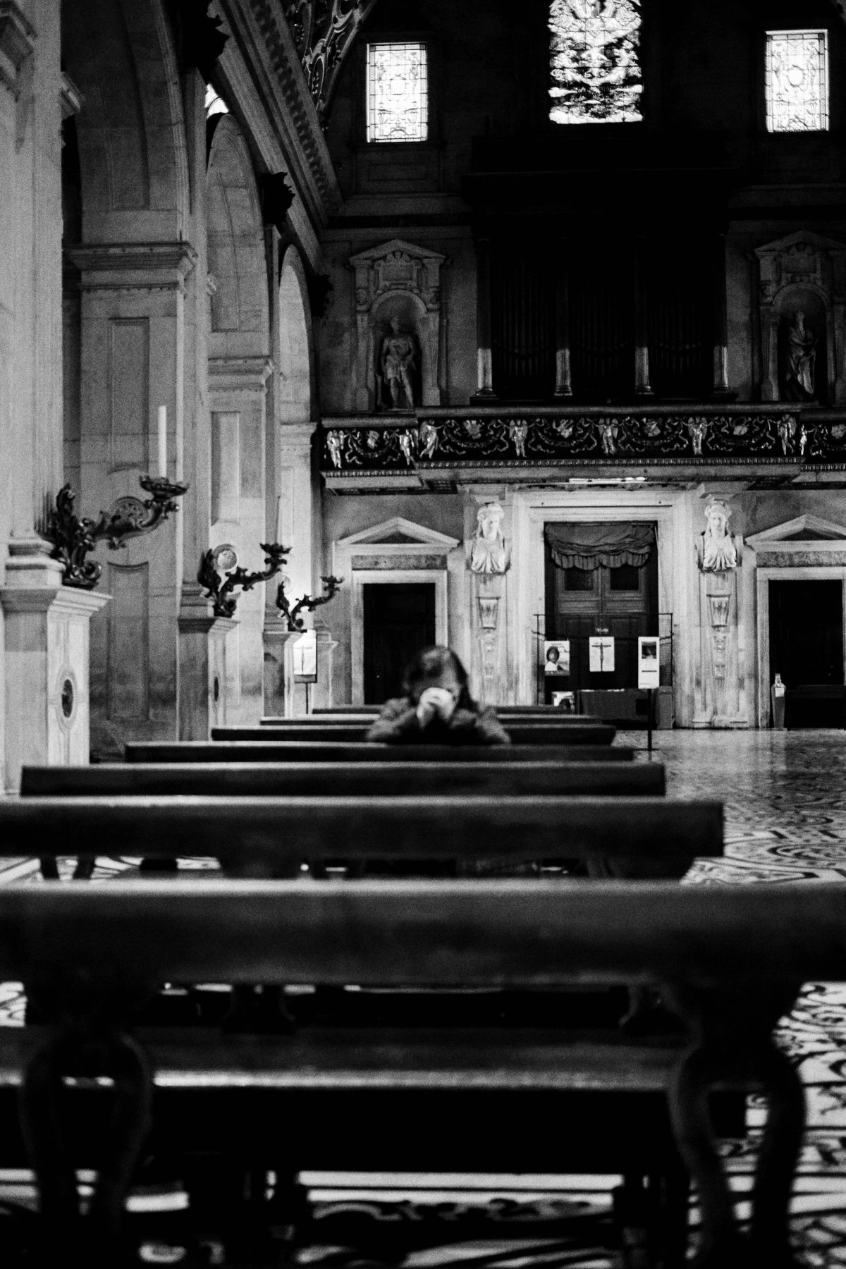 Galleria foto 'Le Chiese restano in quarantena e le messe finiscono su facebook' - foto 2