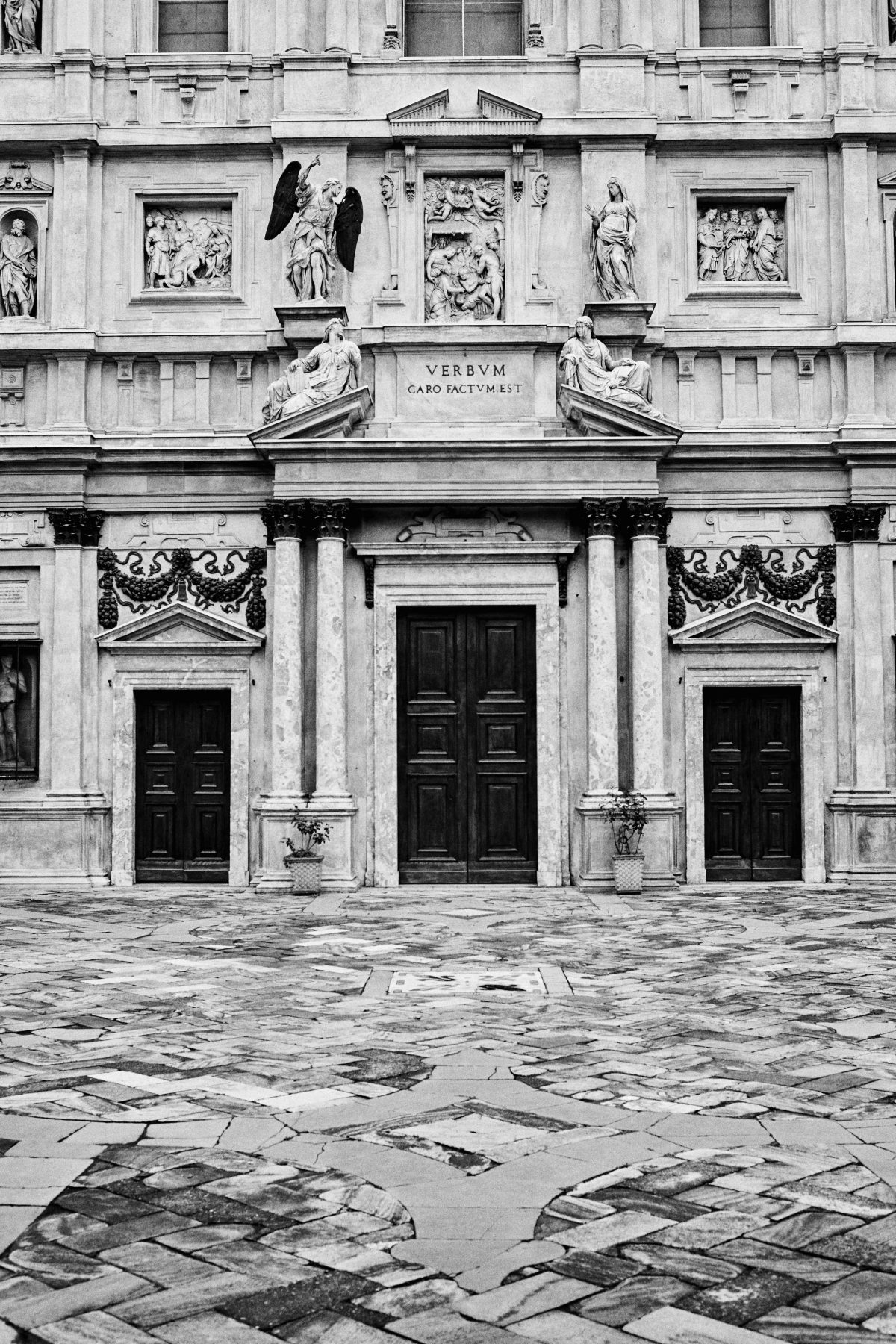 Galleria foto 'Le Chiese restano in quarantena e le messe finiscono su facebook' - foto 4