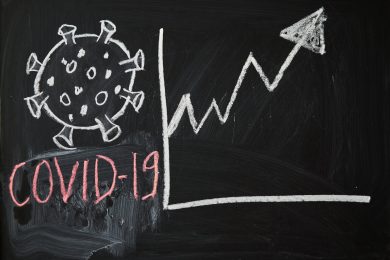 E ora il Covid-19 finisce sui banchi di scuola