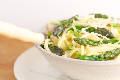 Cuciniamo insieme: linguine agli asparagi (con acciuga e pecorino)
