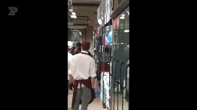 Rissa al supermercato per la mascherina