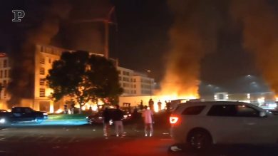 A Minneapolis scontri nella notte e un palazzo dato alle fiamme