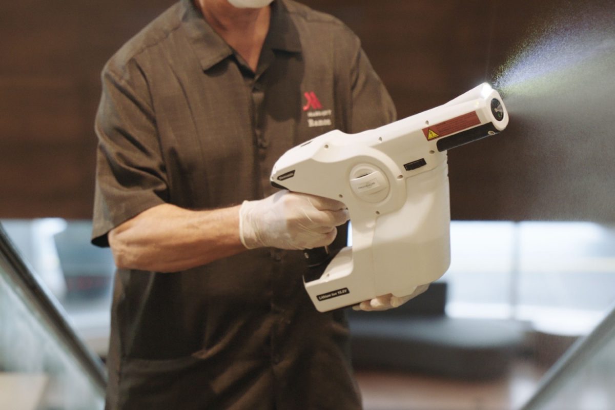 Galleria foto 'Camere sigillate e luce ultravioletta. Così l’hotel diventa sterile' - foto 2