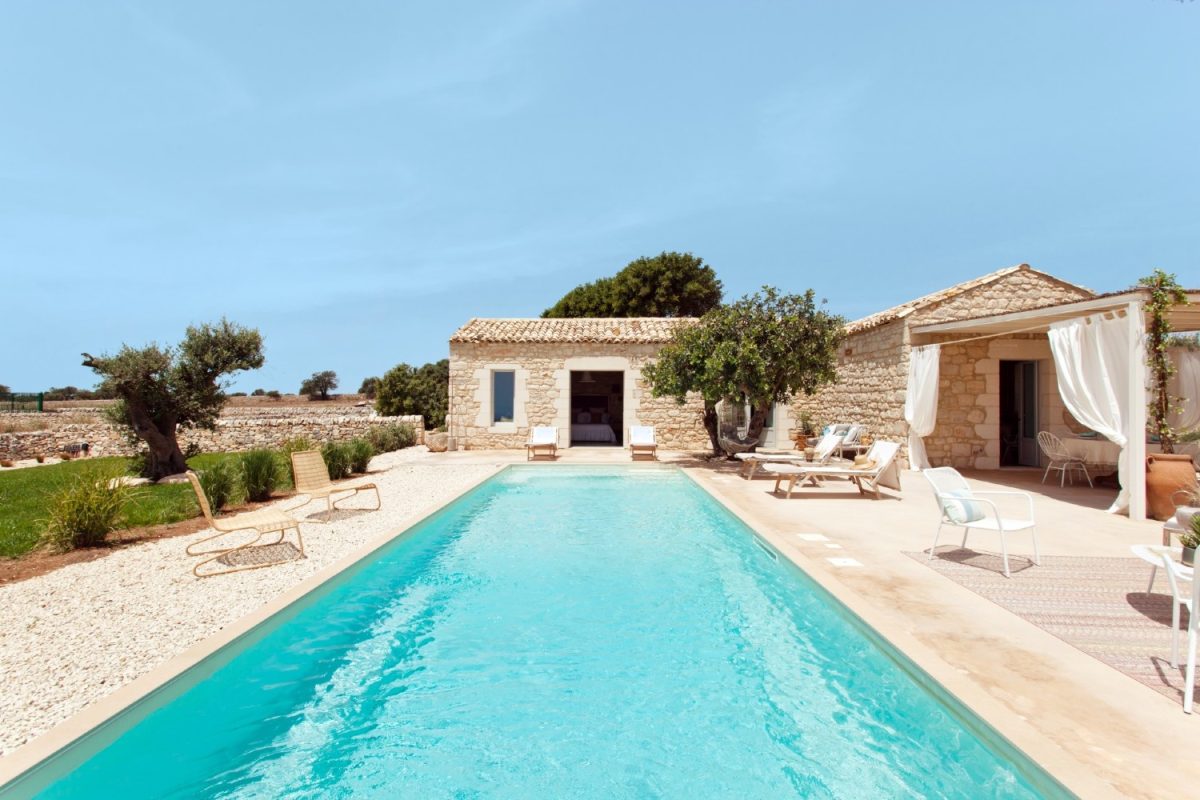 Estate distanti. Guida alle vacanze in barca, in camper, in una villa con piscina Estate distanti. Guida alle vacanze in barca, in camper, in una villa con piscina