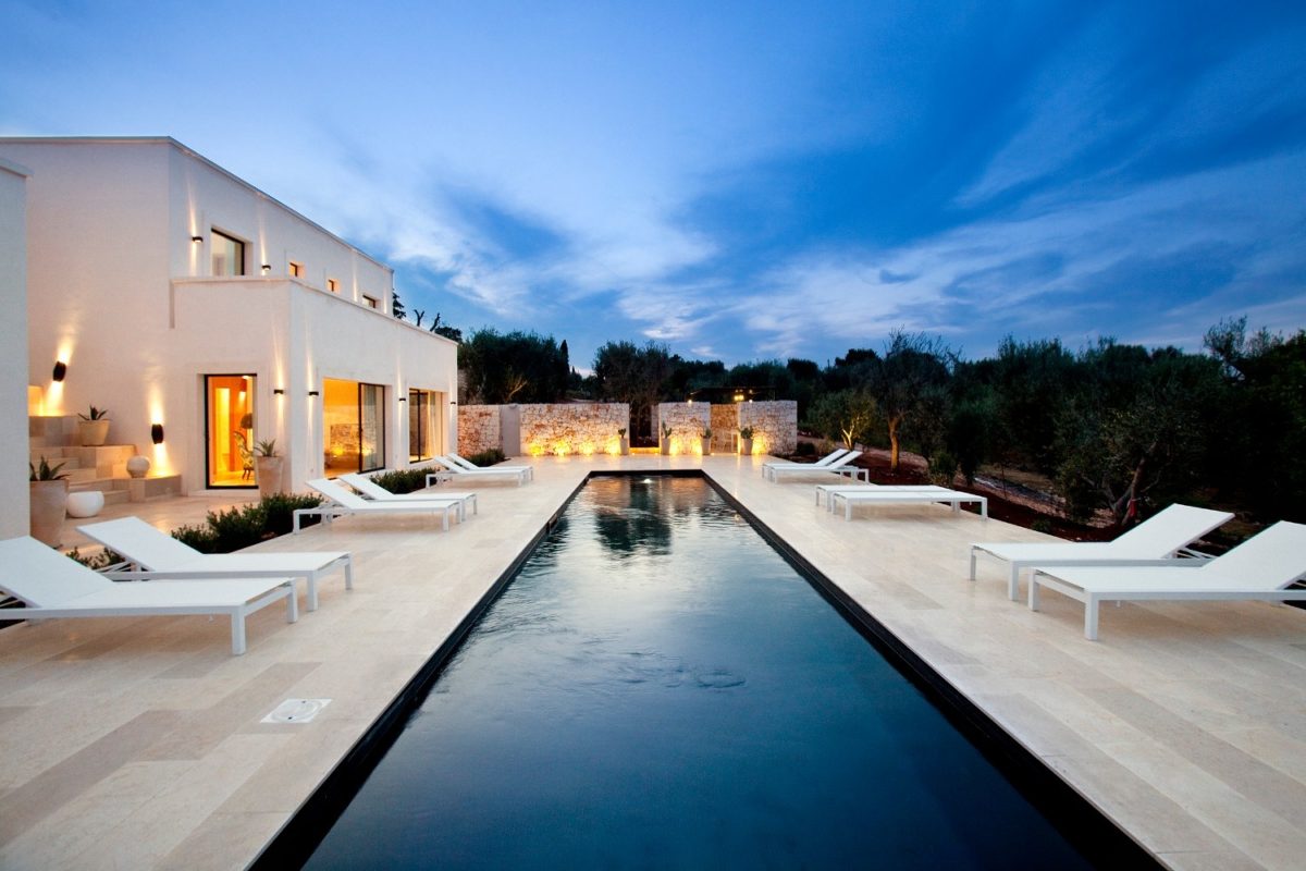 Estate distanti. Guida alle vacanze in barca, in camper, in una villa con piscina Estate distanti. Guida alle vacanze in barca, in camper, in una villa con piscina