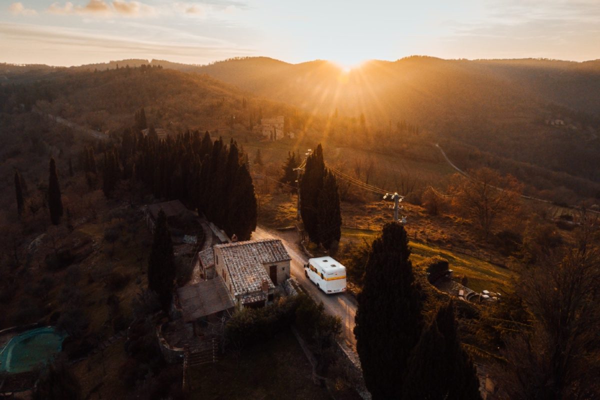 Galleria foto 'Estate distanti. Guida alle vacanze in barca, in camper, in una villa con piscina' - foto 6