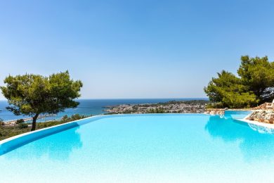 Estate distanti. Guida alle vacanze in barca, in camper, in una villa con piscina