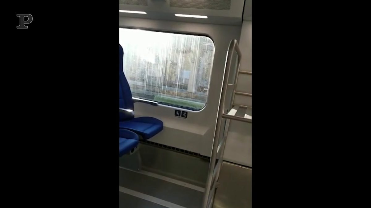 Il flash mob dei commercianti di Pietrasanta: “Siamo tornati”