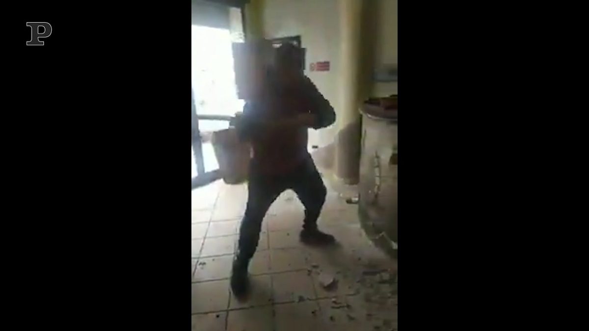 Fase 2, anche in centro a Milano riaprono bar e negozi Fase 2, anche in centro a Milano riaprono bar e negozi