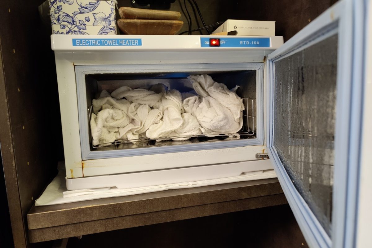 Galleria foto 'Com’è farsi tagliare i capelli con mascherina e guanti – Foto' - foto 10