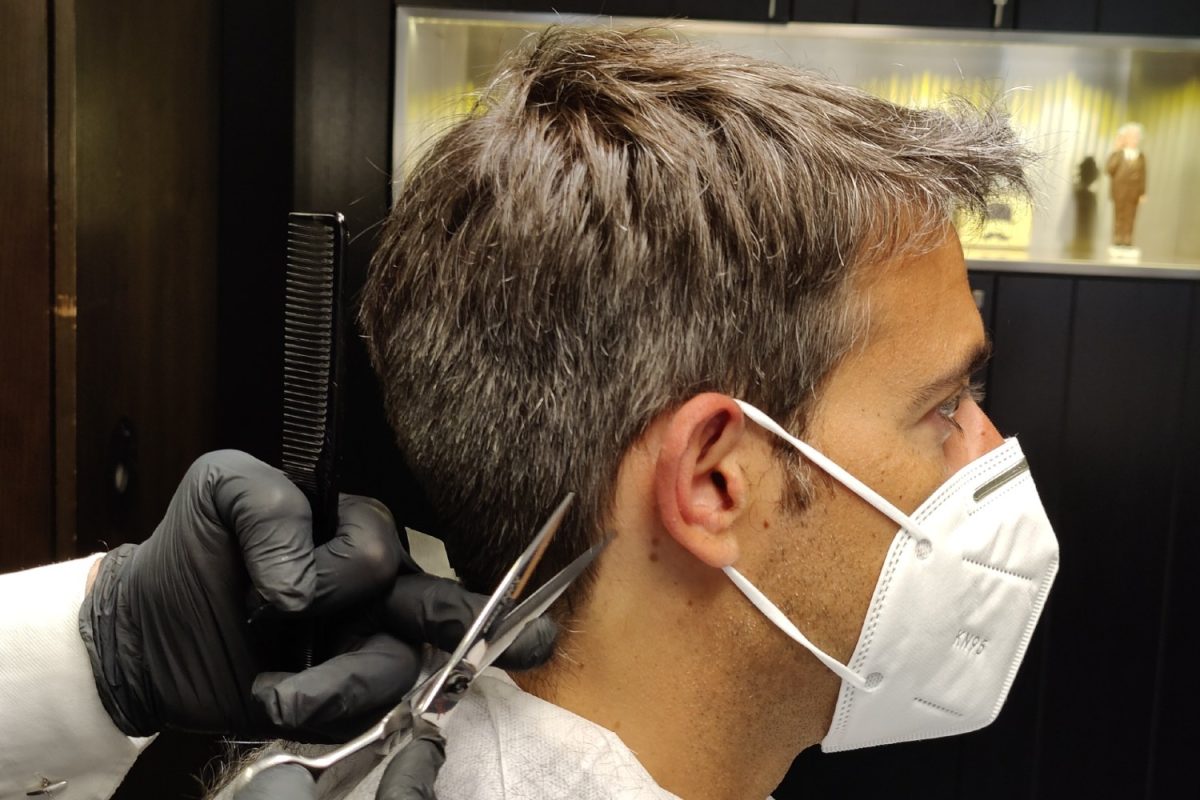 Galleria foto 'Com’è farsi tagliare i capelli con mascherina e guanti – Foto' - foto 9