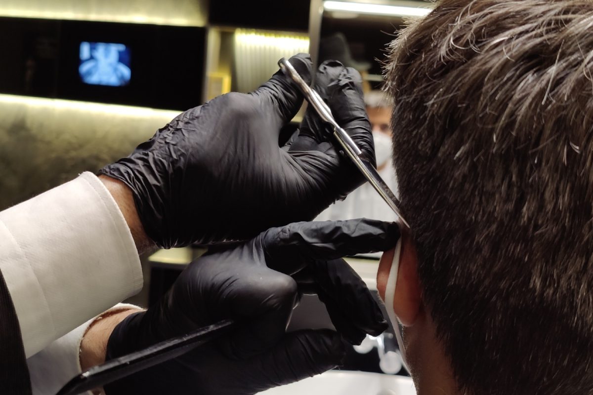Galleria foto 'Com’è farsi tagliare i capelli con mascherina e guanti – Foto' - foto 8