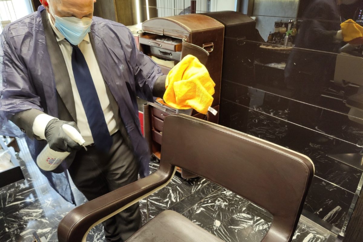 Galleria foto 'Com’è farsi tagliare i capelli con mascherina e guanti – Foto' - foto 7