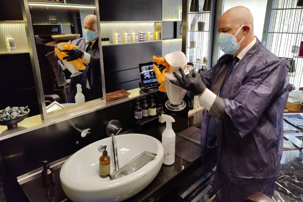 Galleria foto 'Com’è farsi tagliare i capelli con mascherina e guanti – Foto' - foto 6