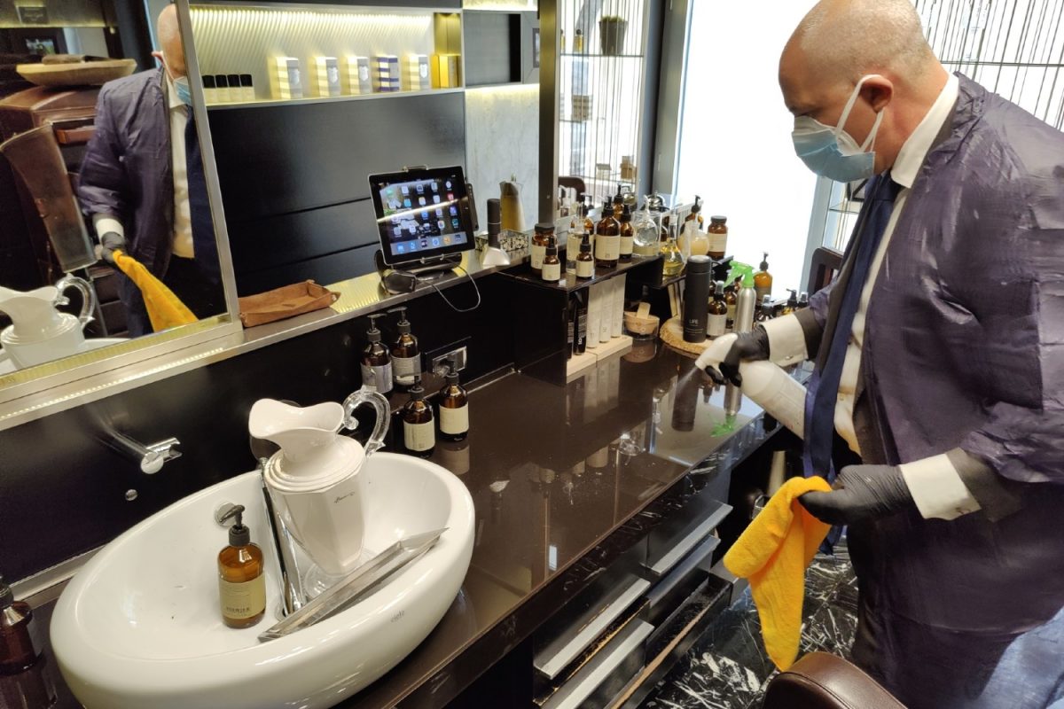 Galleria foto 'Com’è farsi tagliare i capelli con mascherina e guanti – Foto' - foto 5