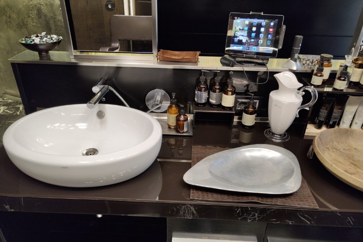 Galleria foto 'Com’è farsi tagliare i capelli con mascherina e guanti – Foto' - foto 4