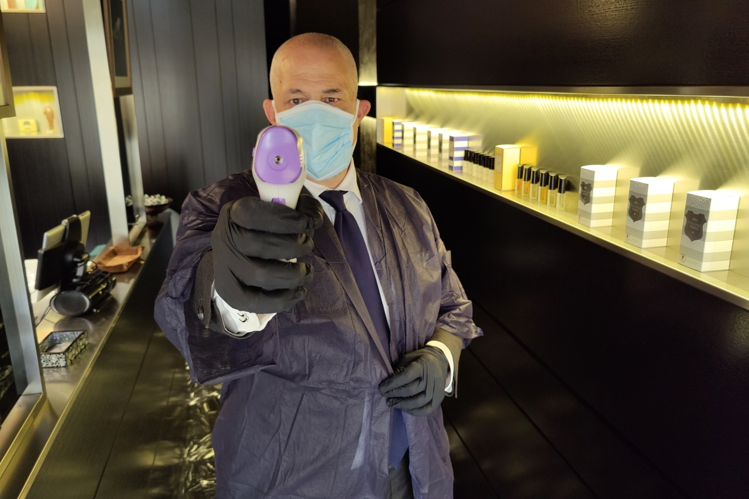 Com’è farsi tagliare i capelli con mascherina e guanti – Foto