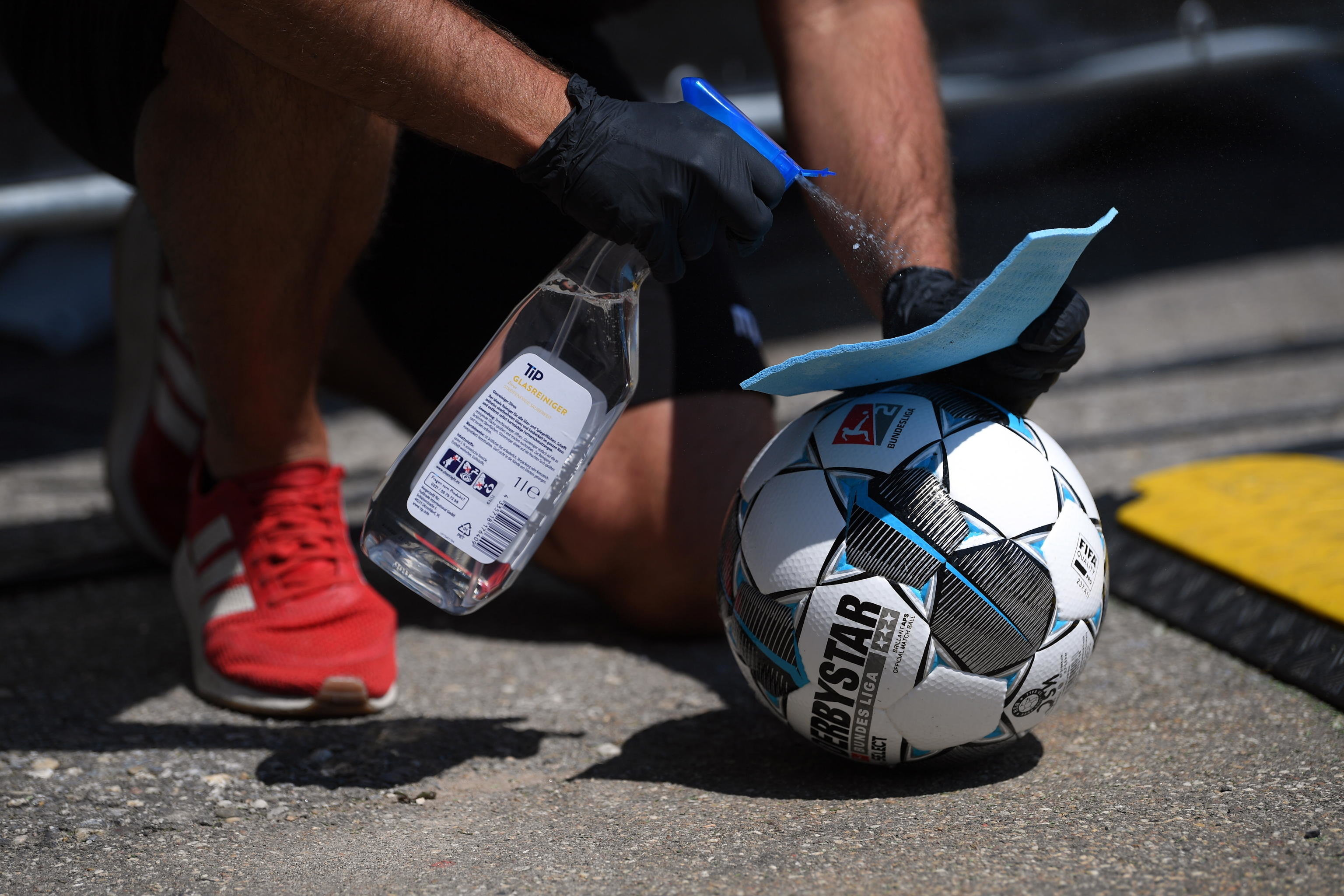 Il ritorno della Bundesliga: le immagini più belle