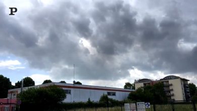 Venezia, incendio a Porto Marghera. La colonna di fumo nero