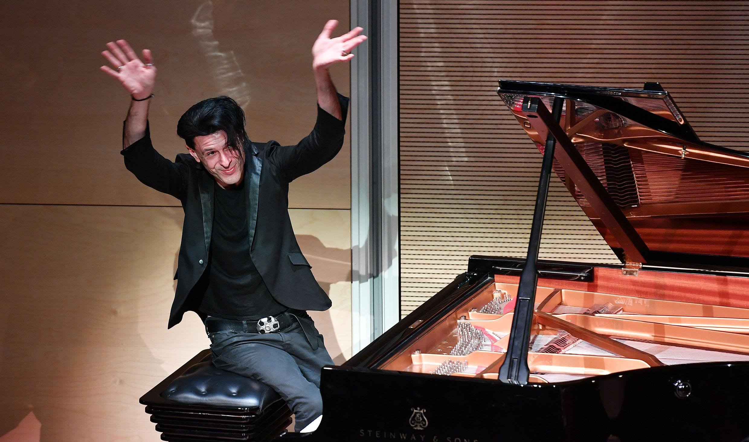 È morto Ezio Bosso, il pianista che emozionava con musica e parole