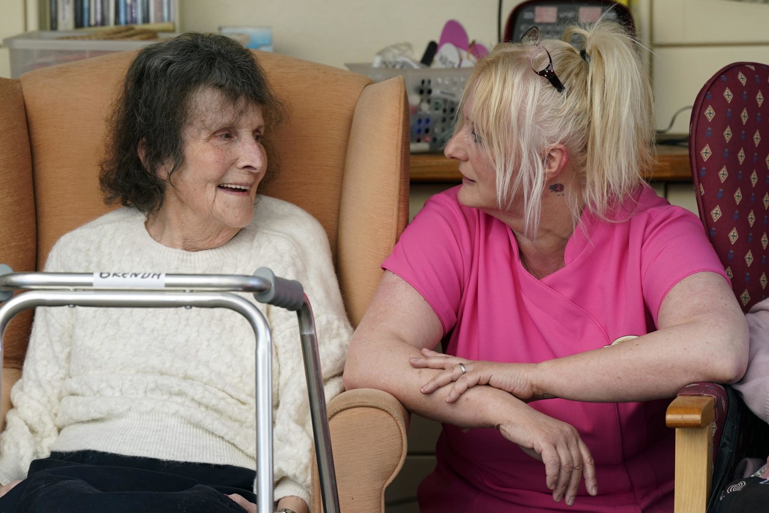 Regolarizzazione colf e badanti, cosa prevede il Decreto Rilancio Regolarizzazione colf e badanti, cosa prevede il Decreto Rilancio