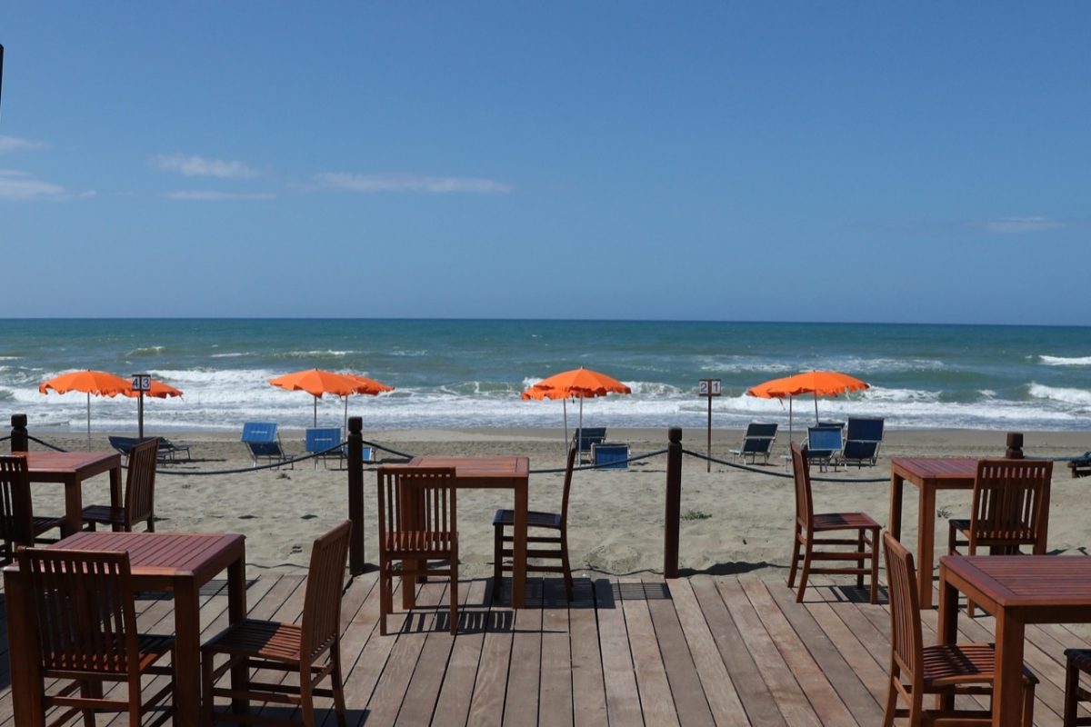 Galleria foto 'Fase 2: sulla spiaggia di Capocotta prove d’estate – Foto' - foto 2
